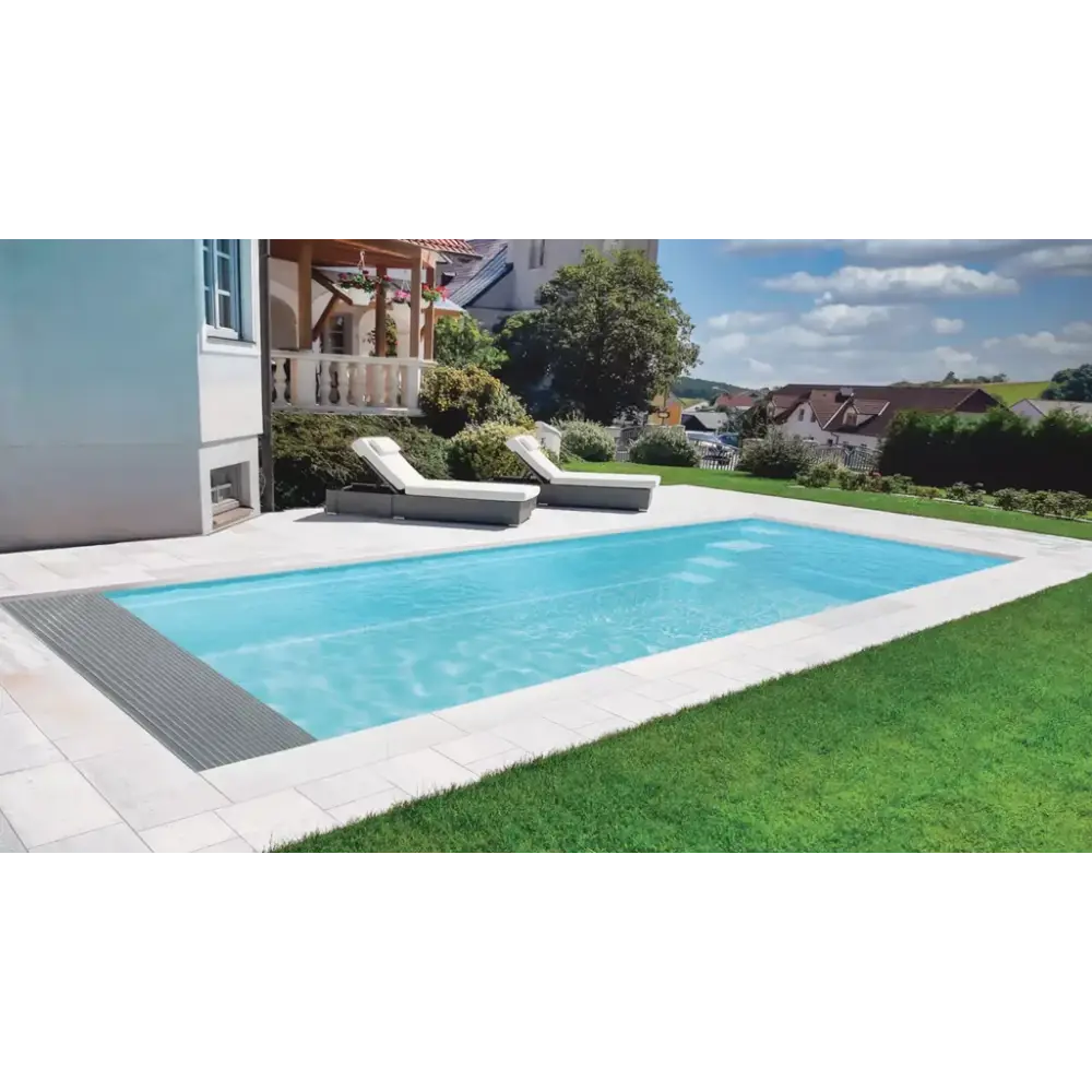 Leisurepools Encore rektangulär pool med raka linjer, klar blåvatten och grå stenplattor för smala tomter